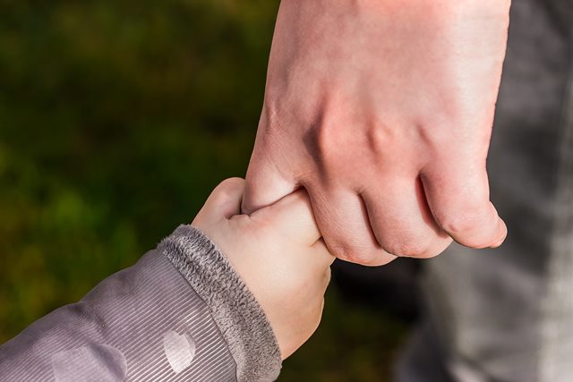 4 Cara Menghibur Anak yang Murung tanpa Bicara