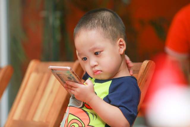 Pertimbangkan Lima Hal sebelum Belikan Anak Ponsel