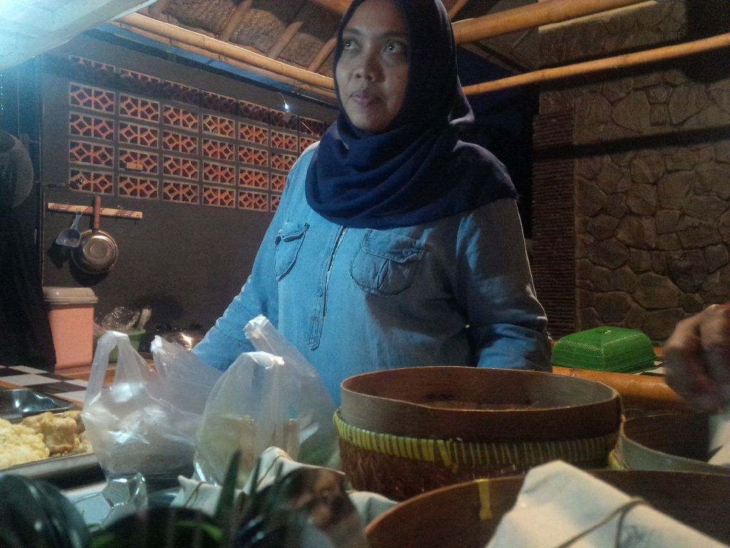 Kisah Anak Bupati yang Tak Malu Buka Warung Angkringan
