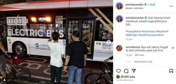 Anies Unggah Foto Naik Bus Listrik usai Kritik Kebijakan Subsidi Kendaraan Pribadi
