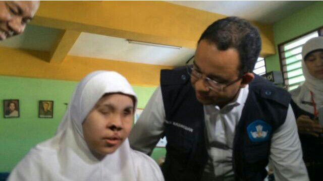Mendikbud Beri Semangat Siswi Tuna Netra di SMP 114 Jakarta