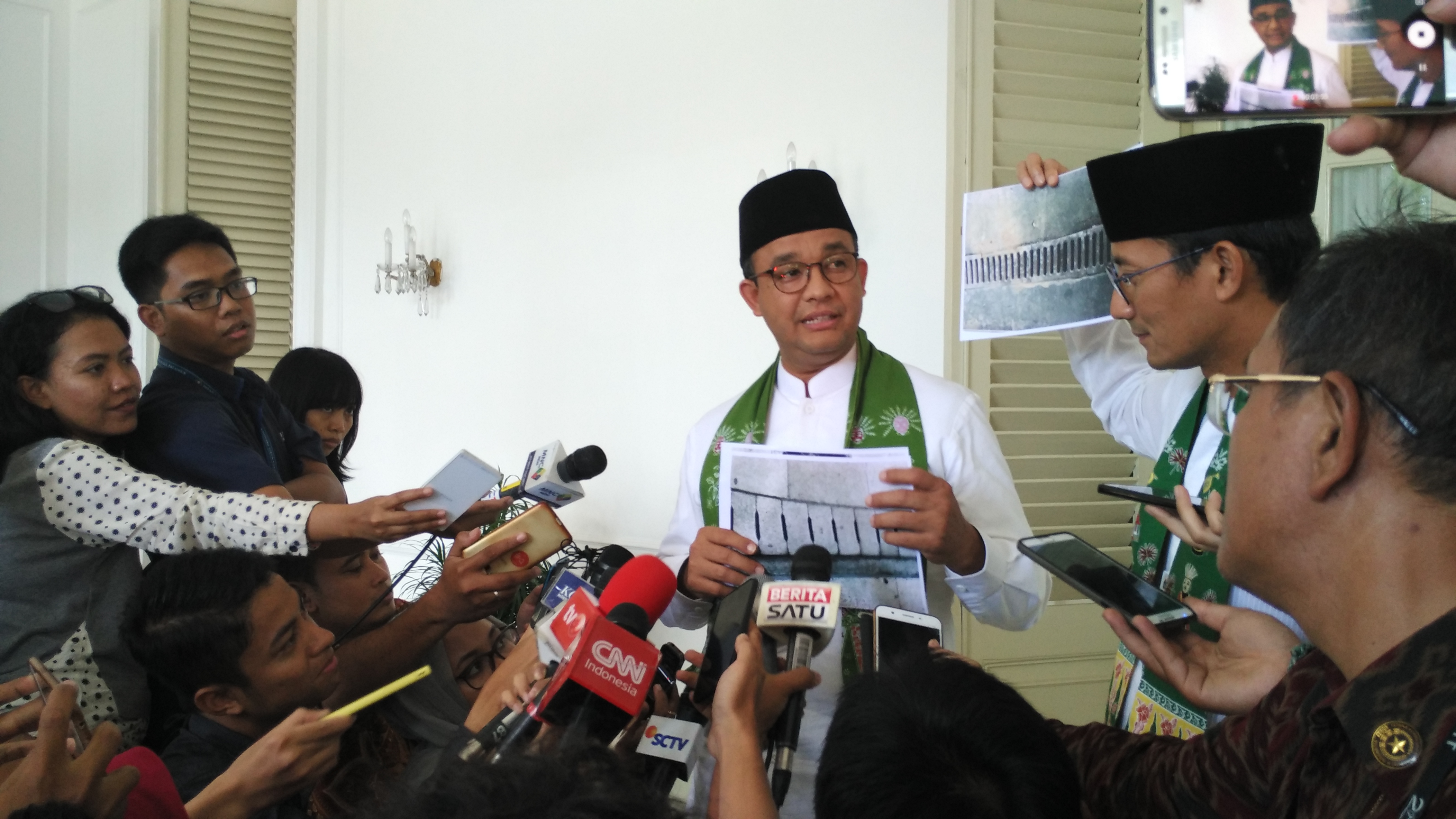 Oleh-oleh dari Turki buat Anies dan Sandiaga