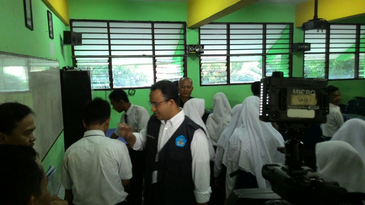 Jelang UN, Mendikbud Ajak Siswa SMPN 114 <i>Selfie</i>