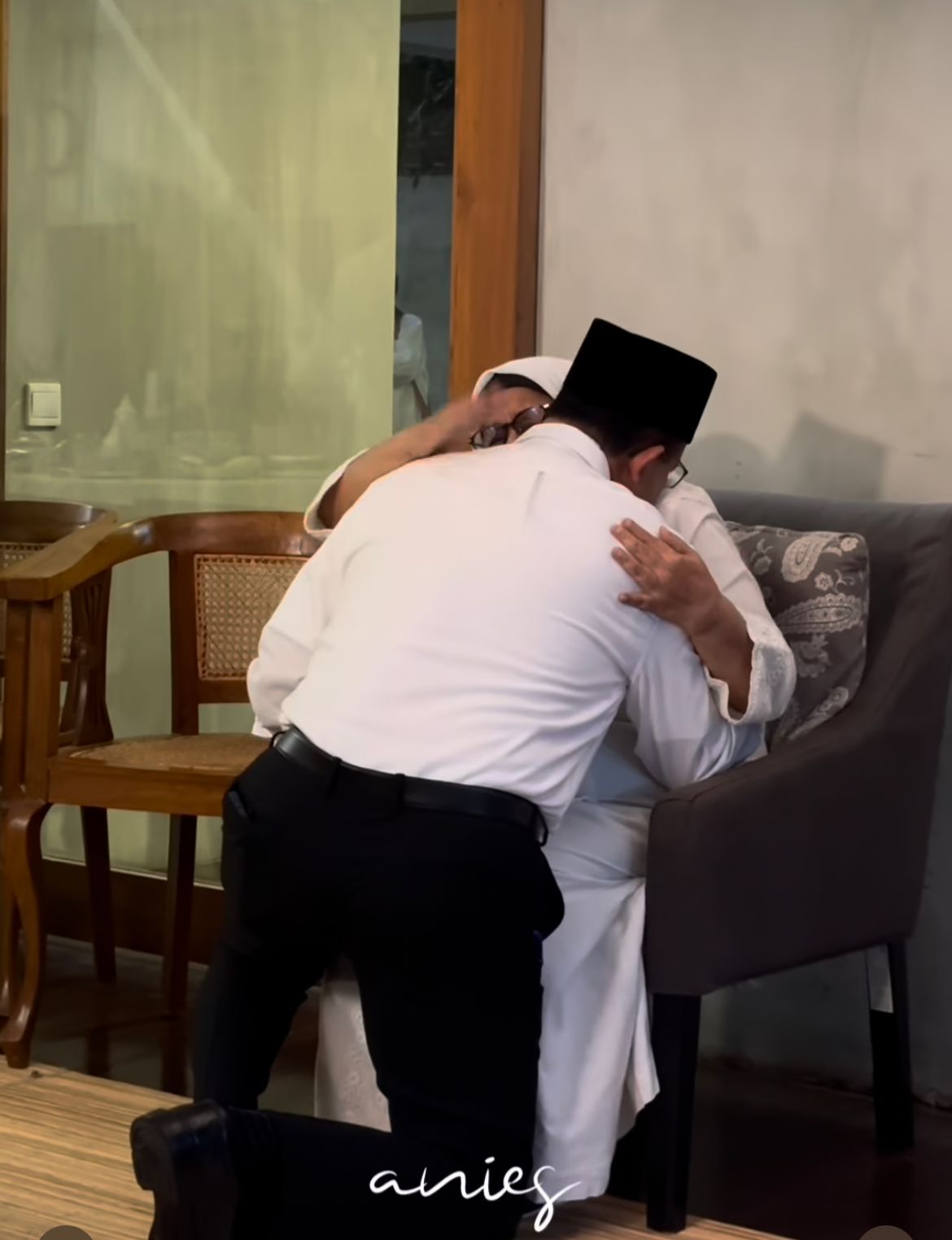 Momen Haru Anies Cium Kaki Ibu sebelum ke KPU
