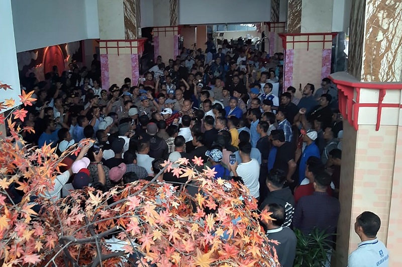 Saling Lempar Kursi di Kongres V PAN