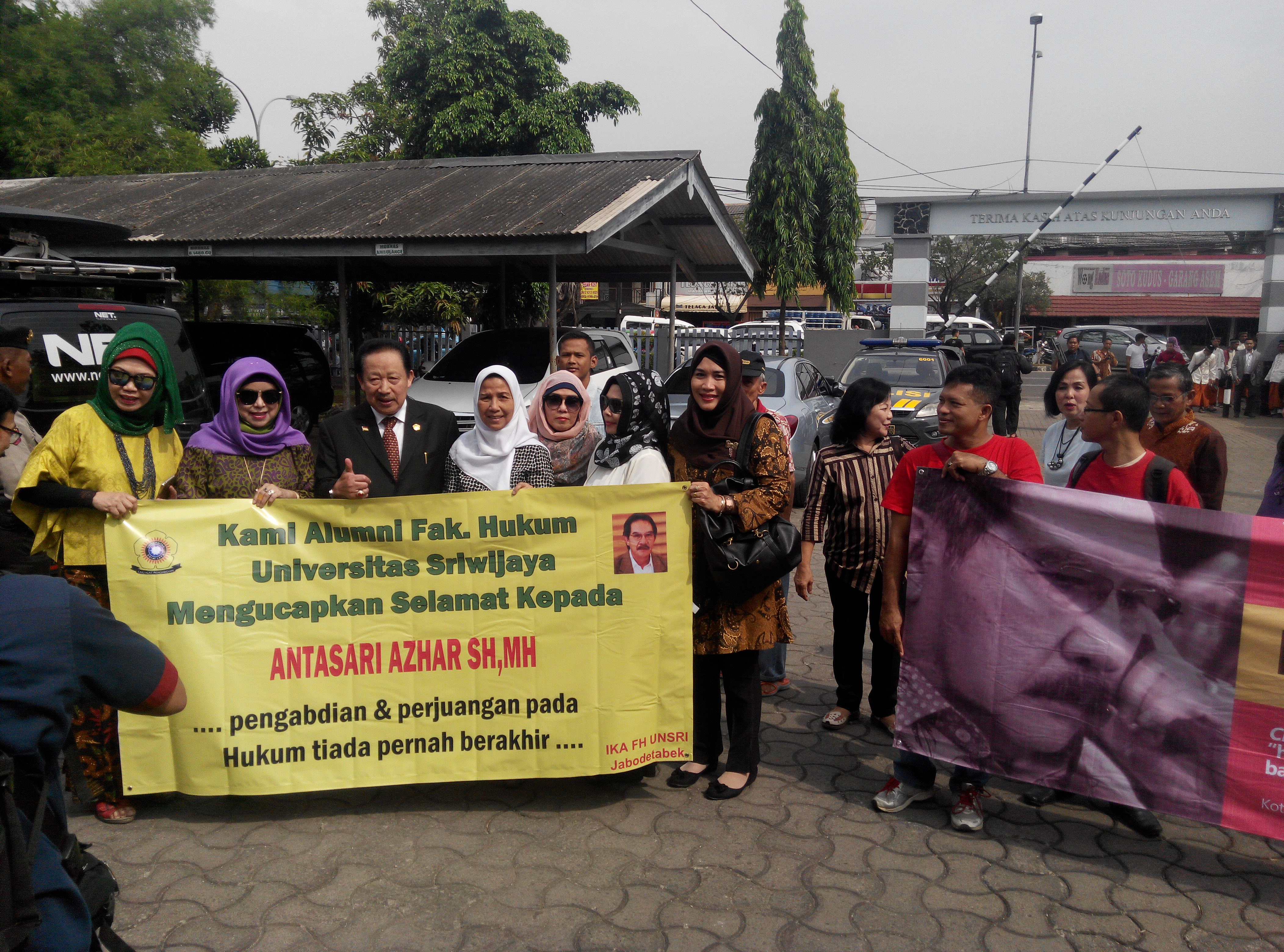 Resmi Bebas, Antasari Cium Cucu dan Istri
