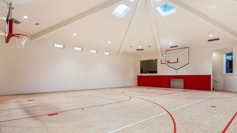Anthony Davis Jual Hunian Bergaya Mediterania