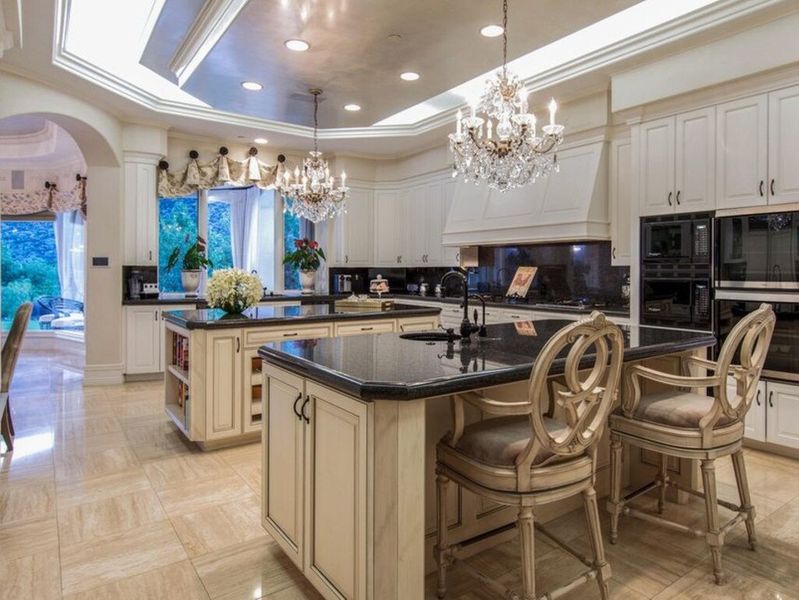 Anthony Davis Jual Hunian Bergaya Mediterania