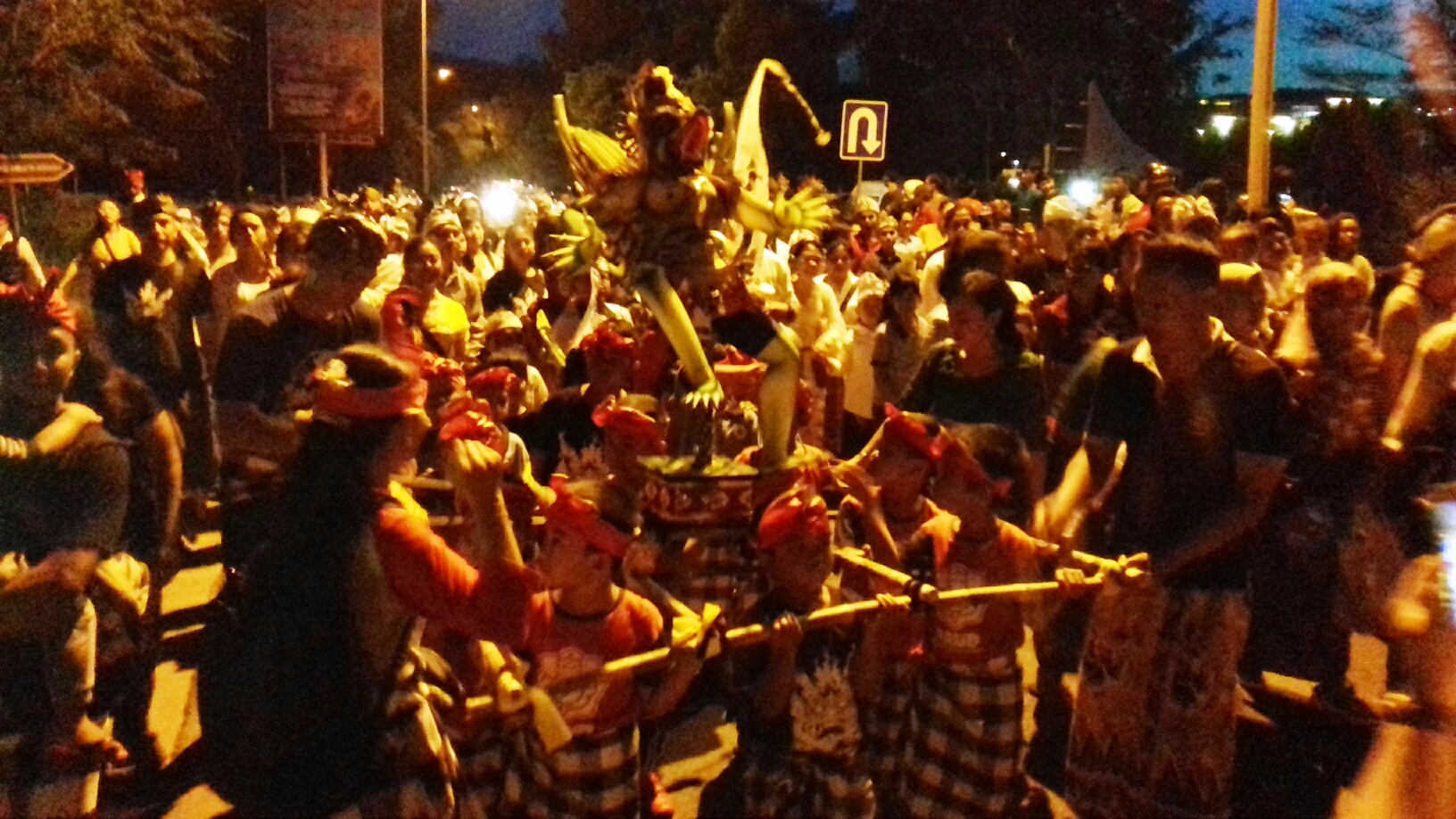 Puluhan Anak Antusias Arak Ogoh-Ogoh di Batam