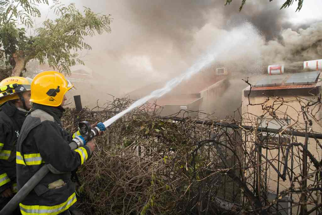 Kebakaran Paksa Ratusan Ribu Warga Israel Dievakuasi
