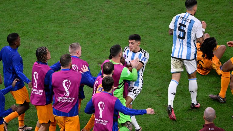 Imbas Dikritik Messi, Wasit Argentina vs Belanda Langsung Angkat Kaki dari Qatar