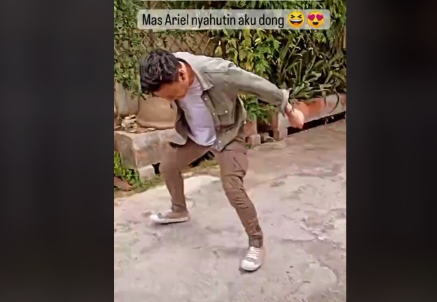 Viral Ariel Noah Main Bola Bareng Bocah di Gang Sempit Depok