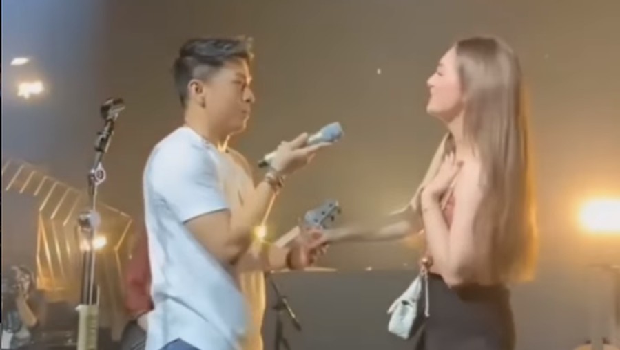 Mesra di Panggung, Celine Evangelista Puja Ariel Noah: Dia Idaman Semua Wanita!