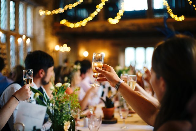 Alasan Kita Mengatakan 'Cheers' Sebelum Minum