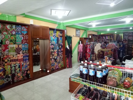 Jatuh Bangun Hanan Jalil Kelola Batik Tulis Celaket