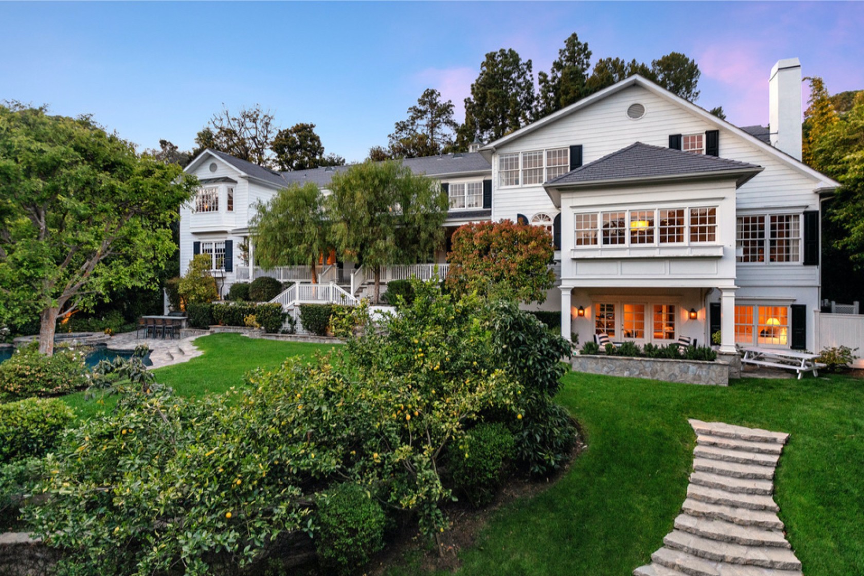 Ashton Kutcher dan Mila Kunis Jual Rumah di Beverly Hills