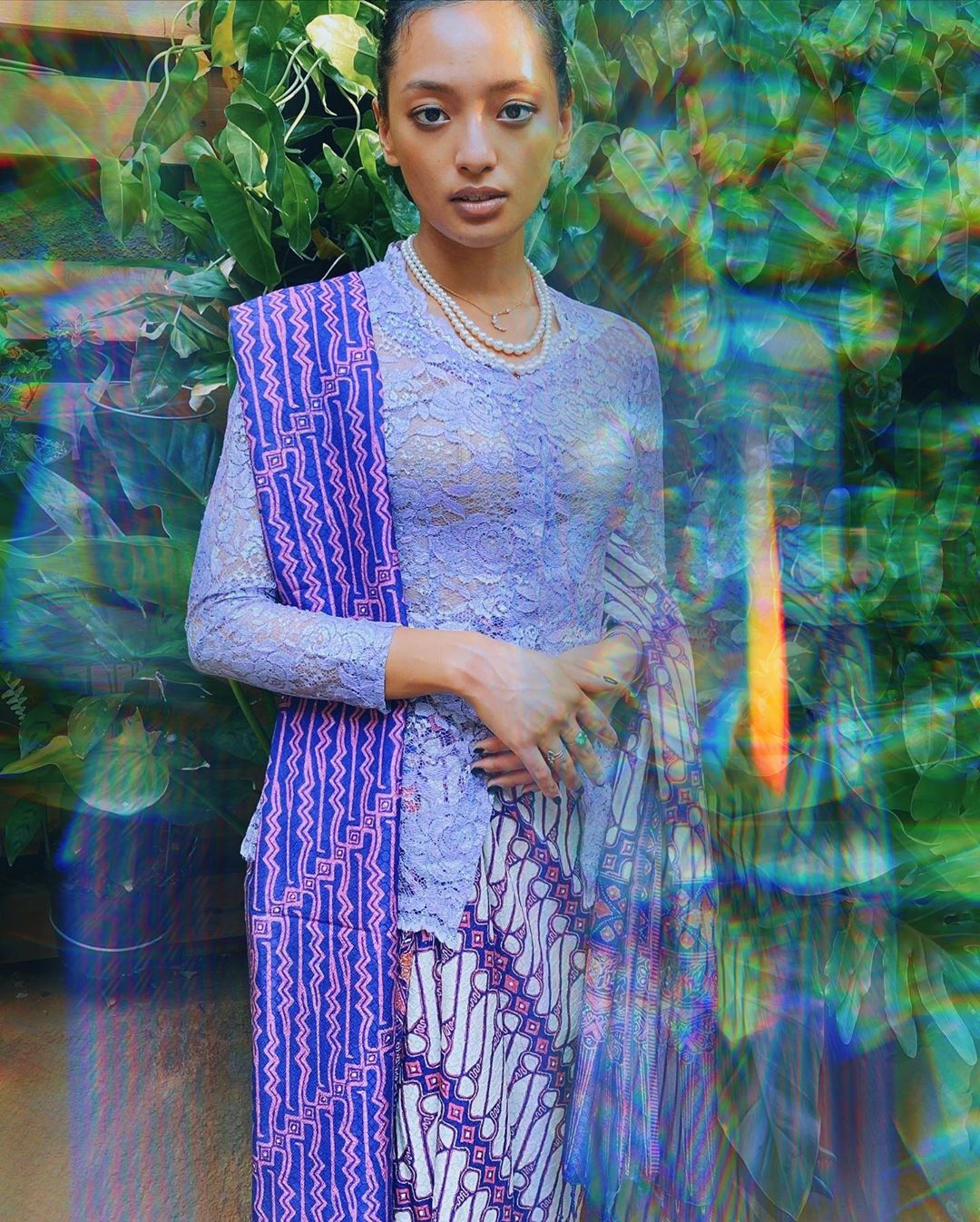 Pesona Artis Indonesia Memakai Batik di Berbagai Kesempatan