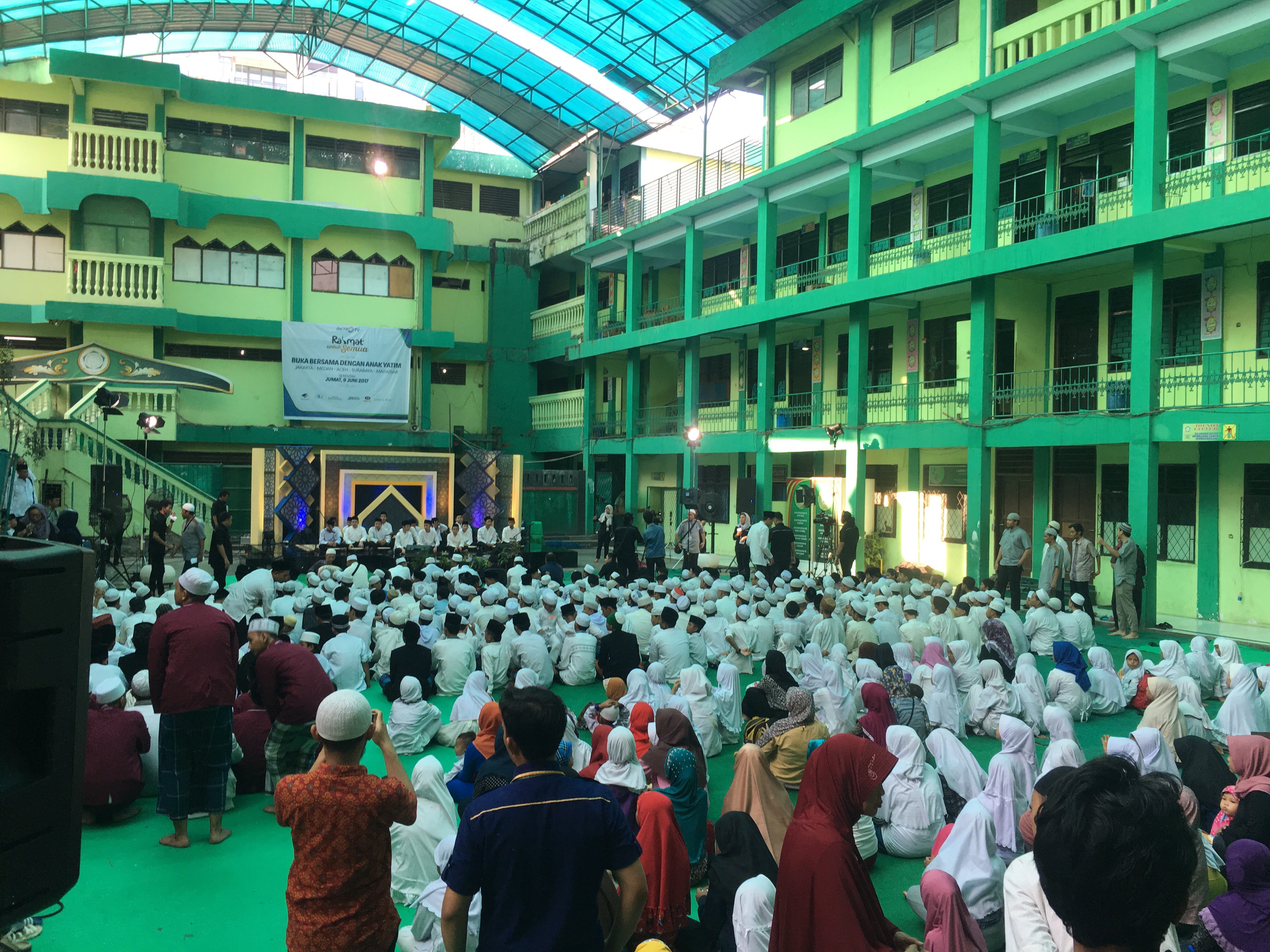 Suasana Buka Puasa Media Group Bersama Anak Yatim di Ponpes Asshiddiqiyah