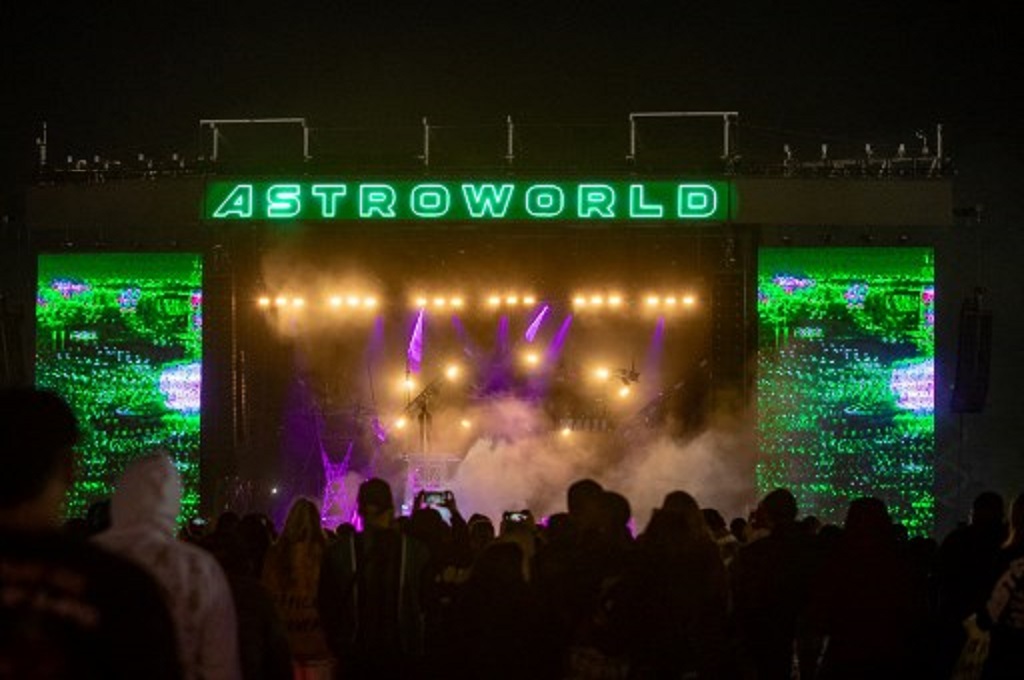 Foto pada 9 November 2019 memperlihatkan penyanyi Travis Scott hadir dalam konser Astroworld di Houston, Texas. (SUZANNE CORDEIRO / AFP)