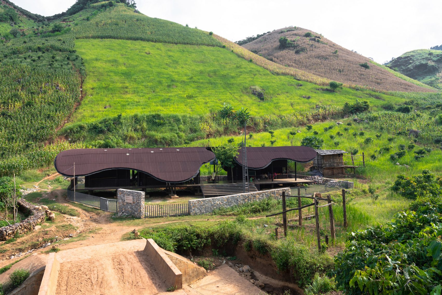 Sekolah di Vietnam dengan Atap Bergelombang