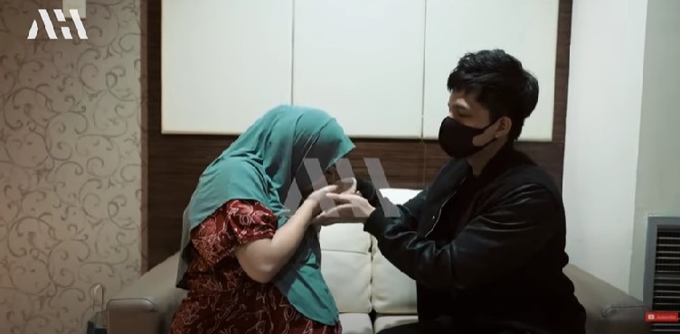 Atta Halilintar memberi restu sebelum Aurel melahirkan. Youtube AH