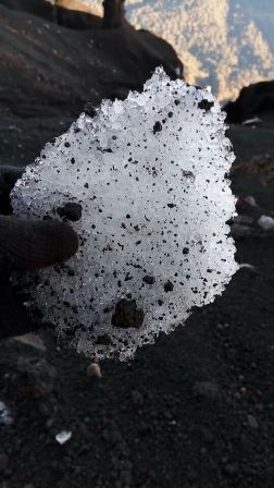 Ada Bongkahan Es di Puncak Semeru