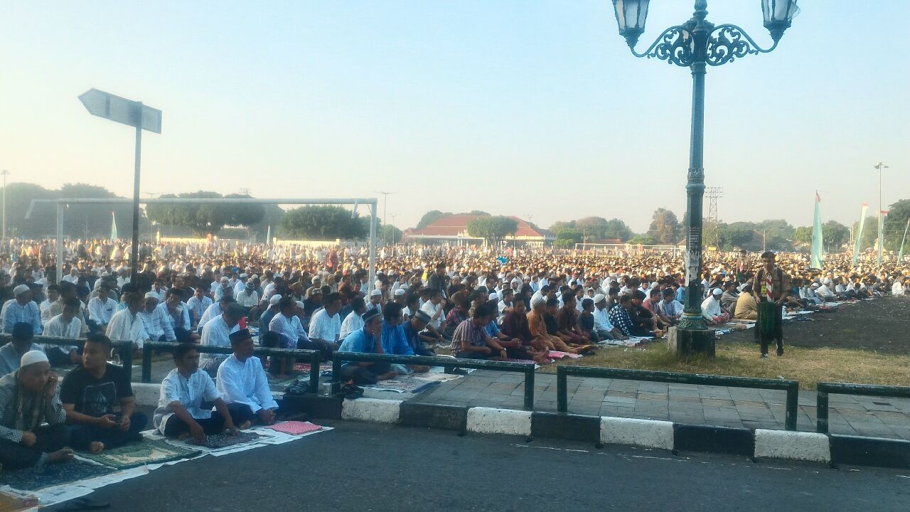 Dirikan Salat Id, Sultan Membaur dengan Ribuan Warga Yogyakarta