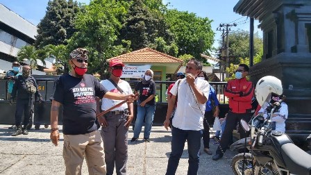 Ratusan Massa Bubarkan Acara KAMI di Surabaya