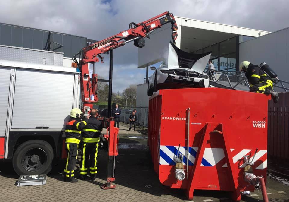 Cara Unik Pemadam di Belanda Tangani BMW i8 yang Terbakar