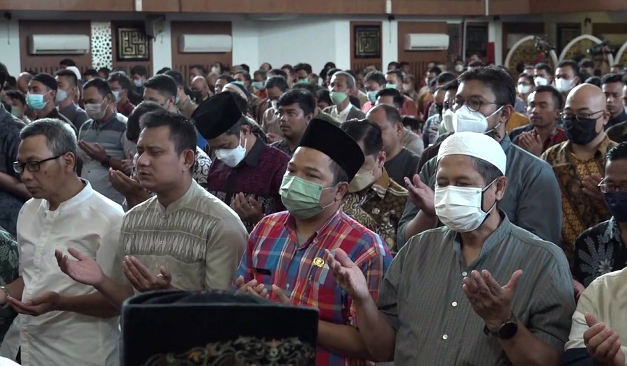 ASN di lingkungan Pemerintah Provinsi Jawa Barat menggelar Salat Gaib untuk Emmeril Khan Mumtadz (Eril) di Masjid Al Muttaqin. Foto: Roni Kurniawan