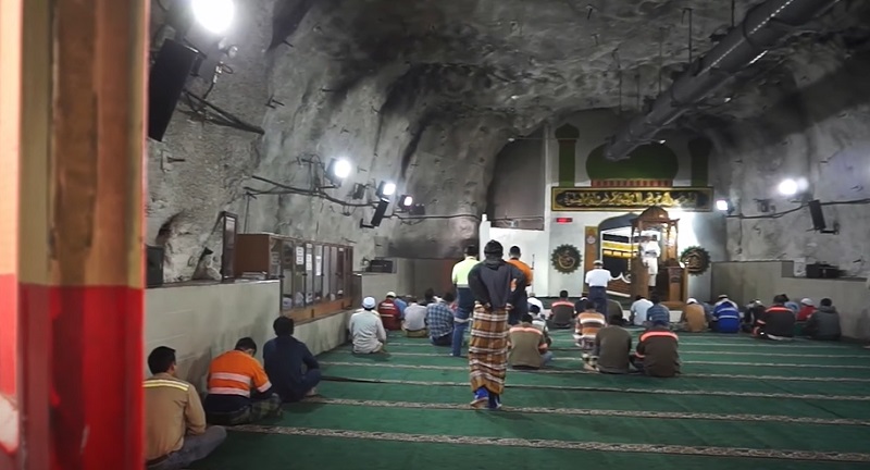 Baabul Munawwar, Masjid di Bawah Tanah Papua