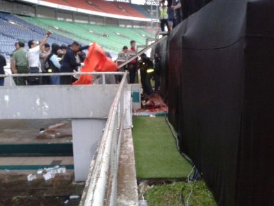 Tubuh Gosong Seorang Pria Jatuh di Tengah Aksi Buruh  