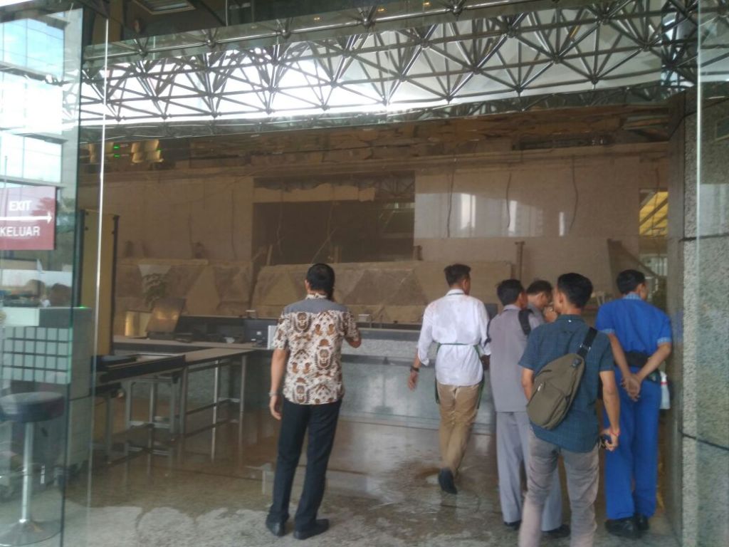 Suasana di Lokasi Balkon BEI yang Ambruk