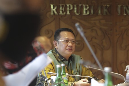Bambang Soesatyo menjelaskan spesifikasi bs elektrik