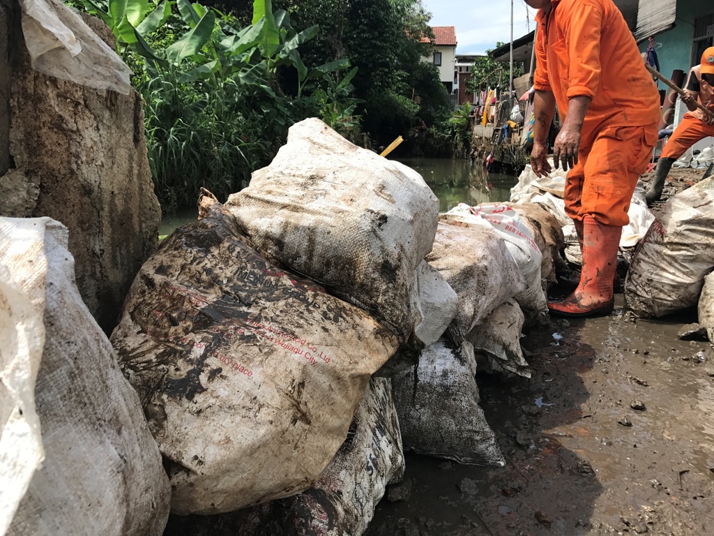 Banjir di Jatipadang Sebabkan Pagar Pembatas Kali Jebol