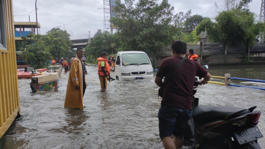 Jalan Sunter ITC Cempaka Mas Ditutup Akibat Banjir
