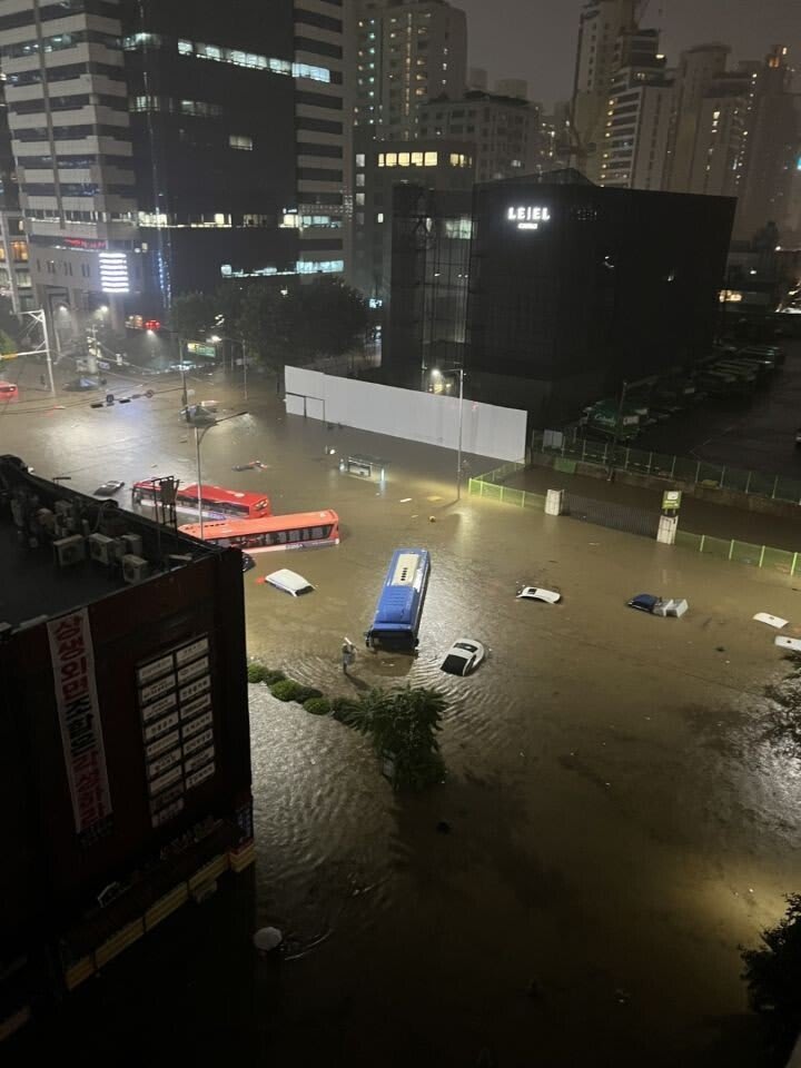 Hujan Deras di Seoul Banjiri Stasiun Kereta, Tenggelamkan Kendaraan
