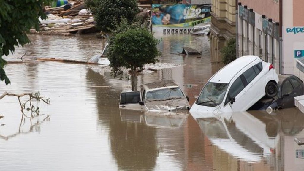 Paris Banjir, Karya Seni Museum Louvre Diungsikan