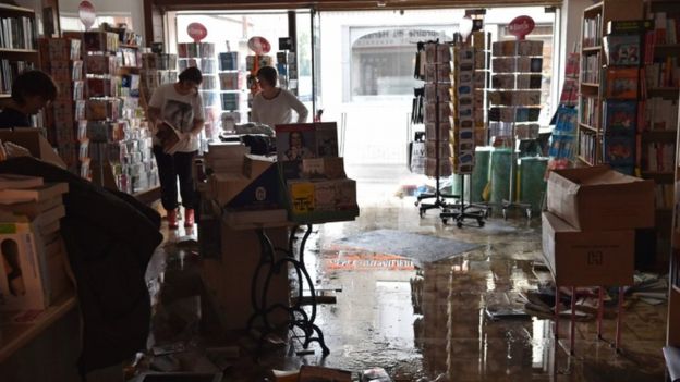 Paris Banjir, Karya Seni Museum Louvre Diungsikan