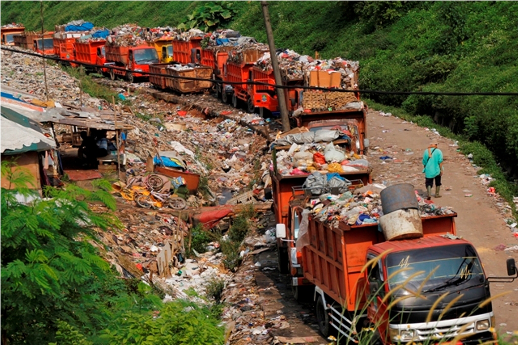 Aktivitas Truk Sampah di TPST Bantar Gebang Berangsur Normal