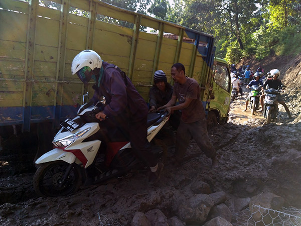 Uji Nyali di Jalan Alternatif Kendal-Ungaran