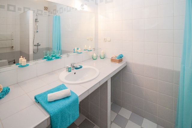 Tips Membersihkan Cermin Kamar Mandi