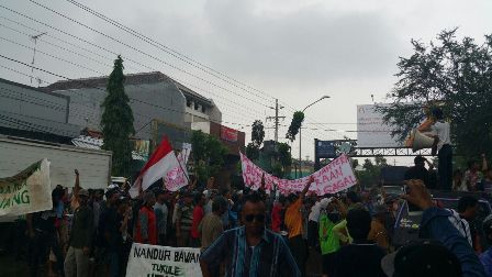 Petani Bawang Merah Blokade Jalan Pantura Brebes