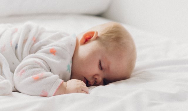Enam Kiat Melatih Bayi Tidur Sendiri