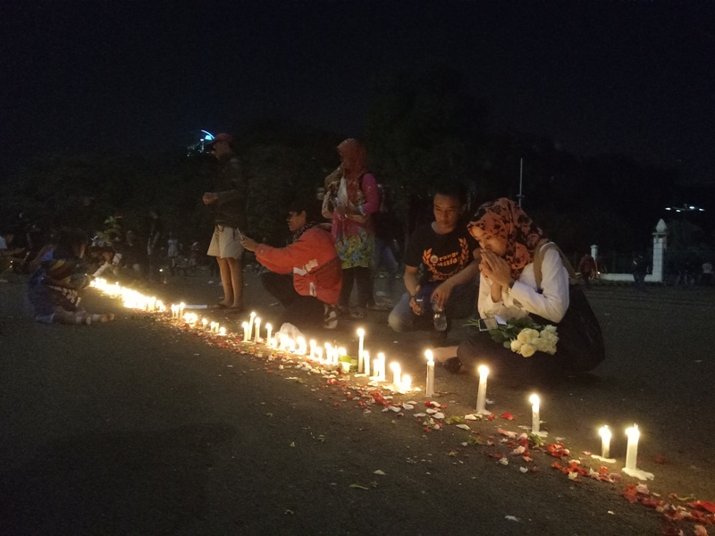 Ribuan The Jakmania Gelar Aksi Belasungkawa di GBK