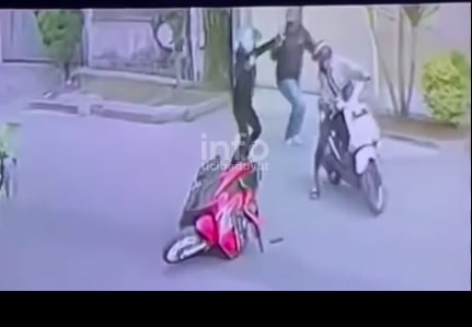 Viral Aksi Berani Pengendara Motor Lawan 2 Begal di Perumahan Bandung