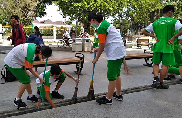 PKL Kerja Bakti Bersihkan Selokan dan Sampah Visual di Malioboro