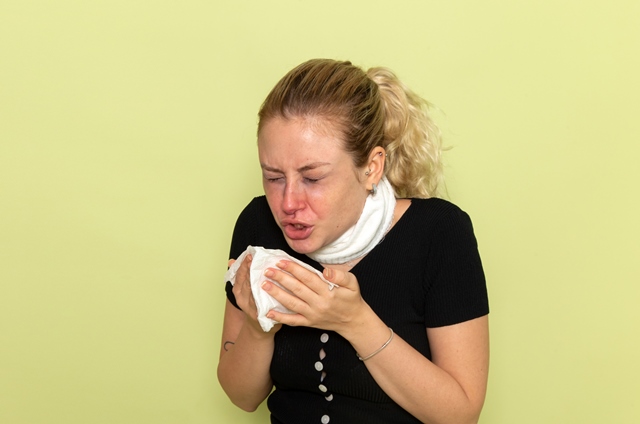 Causas de los estornudos y los peligros de retenerlos