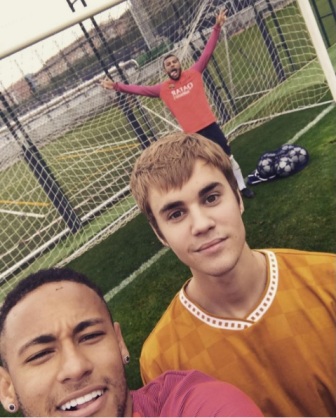Justin Bieber Cetak Gol di Sesi Latihan Barcelona