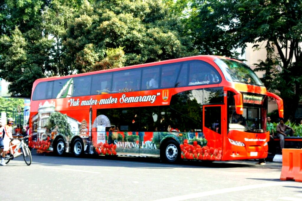 Bus Pariwisata Kota Semarang di Pantai Cahaya
